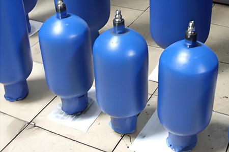 搜蓄能器出現油箱噴油的現象，如何解決？