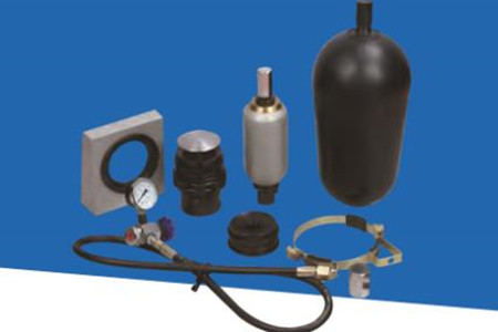 蓄能器出現油箱噴油的現象，如何解決？